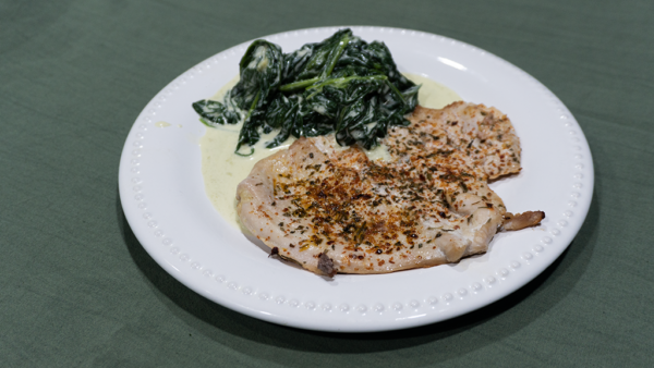 Churrasquito de pollo con espinaca a la crema