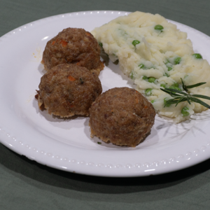 Albóndigas con puré de papas y arvejas