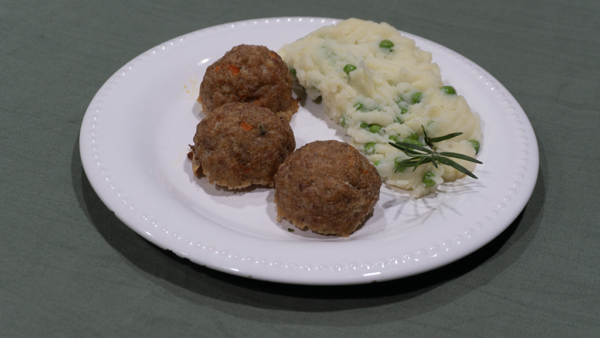 Albóndigas con puré de papas y arvejas