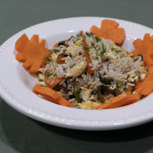 Arroz con huevo revuelto y vegetales