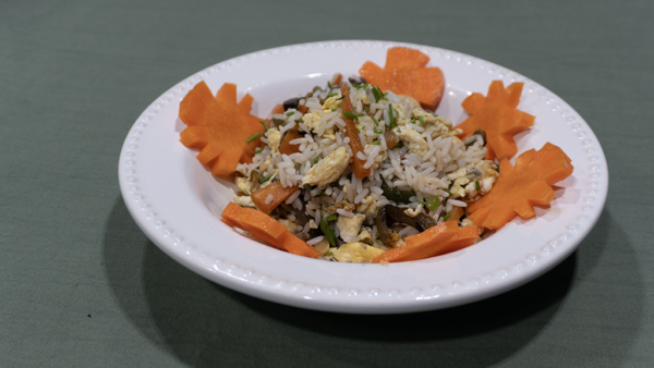 Arroz con huevo revuelto y vegetales