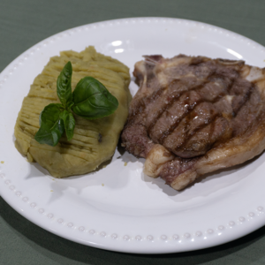 Bife de ternera con puré de batata