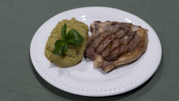 Bife de ternera con puré de batata