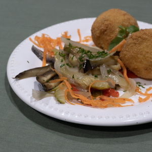 Bombas de papa rellenas de queso y verduras salteadas