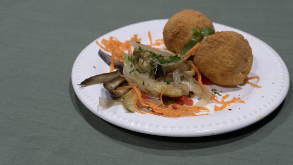 Bombas de papa rellenas de queso y verduras salteadas