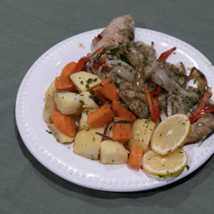 Bowl de batatas, pollo y vegetales horneados