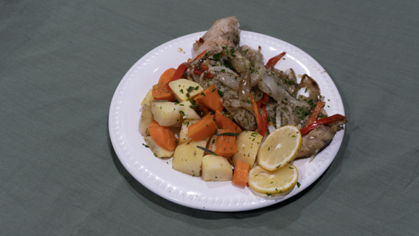 Bowl de batatas, pollo y vegetales horneados