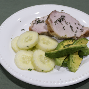 Churrasquito de cerdo con ensalada de pepino y palta