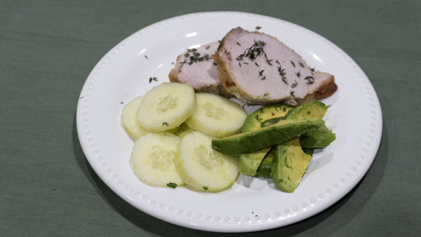 Churrasquito de cerdo con ensalada de pepino y palta