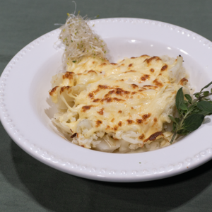 Coliflor gratinado con crema y queso