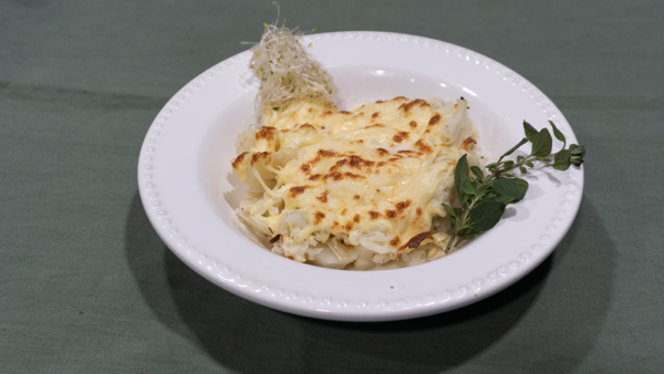 Coliflor gratinado con crema y queso