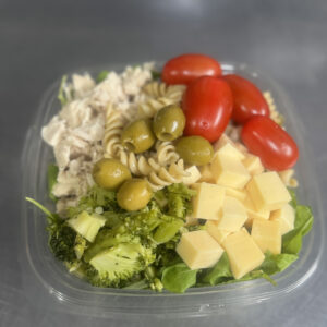 Ensalada Pasta: Rúcula, fideos tirabuzón, pollo en tiras, queso en cubos, tomate cherry, brócoli, aceitunas y crutones