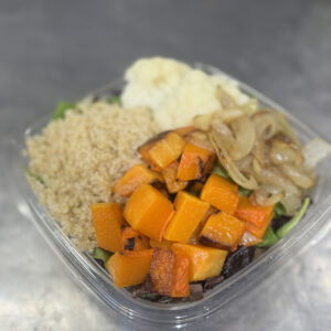 Ensalada Veggie: Quinoa, calabaza asada, cebolla caramelizada, coliflor y mix de hojas