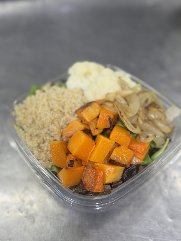 Ensalada Veggie: Quinoa, calabaza asada, cebolla caramelizada, coliflor y mix de hojas