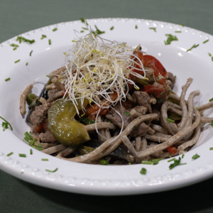 Fideos integrales con carne y vegetales salteados
