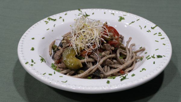 Fideos integrales con carne y vegetales salteados