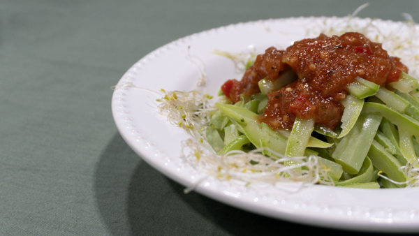 Fideos de zucchini con pollo y salsa de tomate - Imagen 2