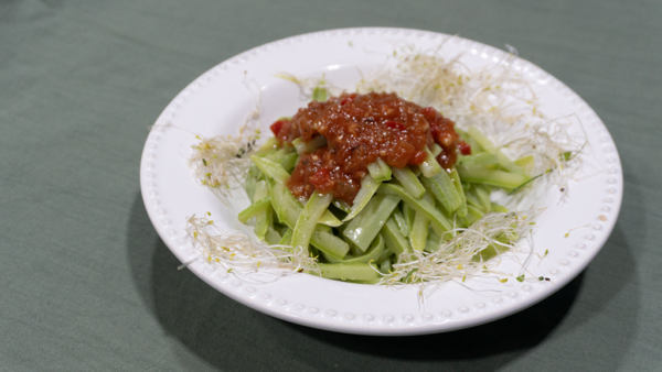 Fideos de zucchini con pollo y salsa de tomate