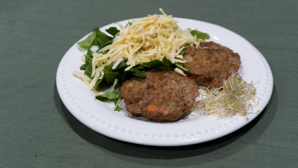 Hamburguesa Keto con ensalada de hojas verdes y queso