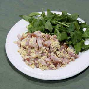 Huevos revueltos con panceta y hojas verdes