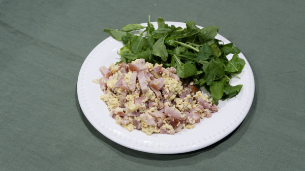 Huevos revueltos con panceta y hojas verdes