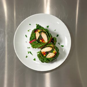 Wrap de pollo y vegetales con hojas de acelga