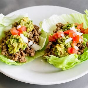Tacos de lechuga con carne magra