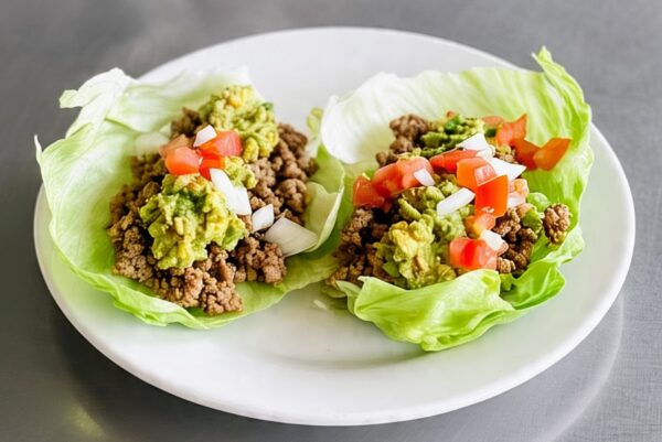 Tacos de lechuga con carne magra
