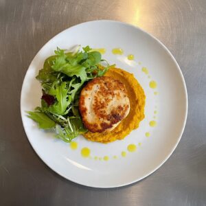 Hamburguesa de pollo con puré de calabaza