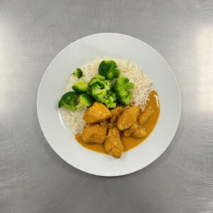 Pollo al curry con arroz y brócoli