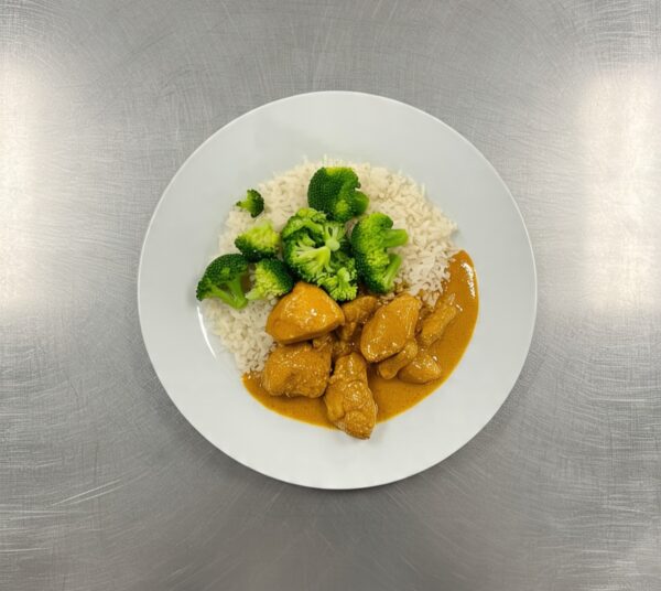 Pollo al curry con arroz y brócoli