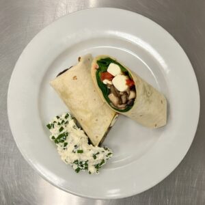 Wrap veggie (queso muzzarella, champignones, espinaca, tomate confitado) acompañado con queso crema y ciboulette