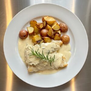 Pescado al horno con crema y romero con papas