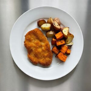 Milanesa de cerdo con papas y batatas al horno