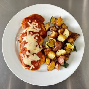 Medallones de pollo a la napolitana con papas y calabazas asadas