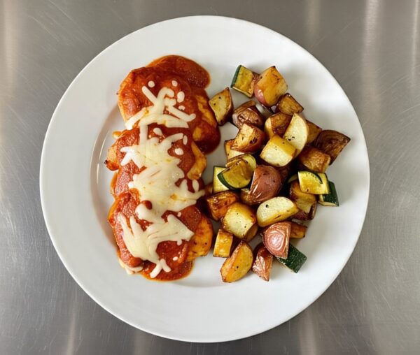 Medallones de pollo a la napolitana con papas y calabazas asadas