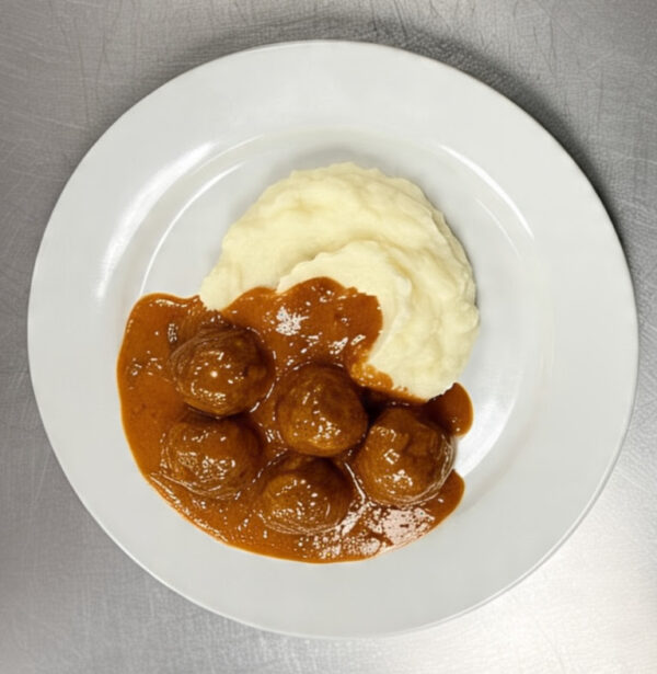 Albóndigas con salsa fileto y puré de papas