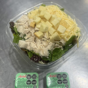 Ensalada Caesar: Mix de verdes, pechuga de pollo, queso sardo en hebras, crutones y aderezo caesar