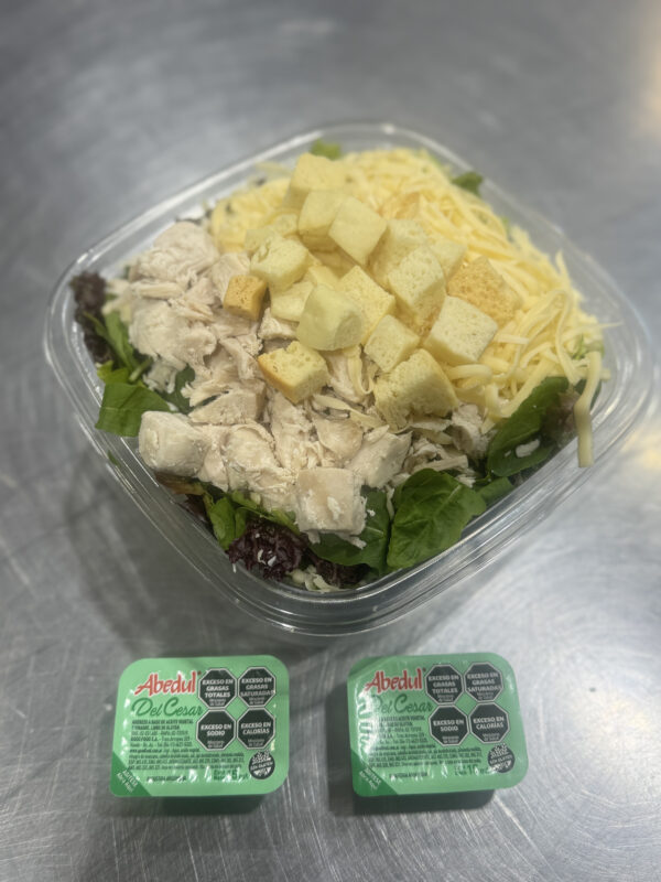 Ensalada Caesar: Mix de verdes, pechuga de pollo, queso sardo en hebras, crutones y aderezo caesar