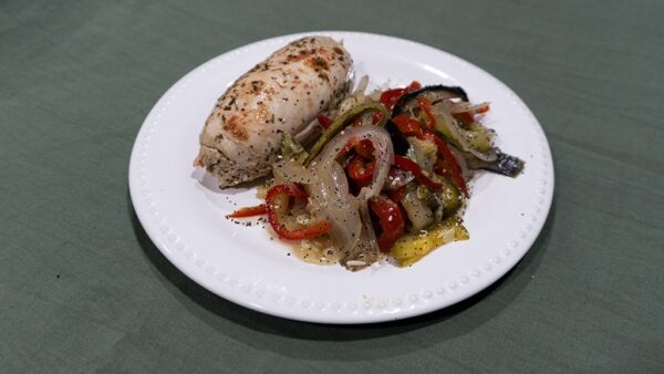 Roll de pollo con vegetales grillados