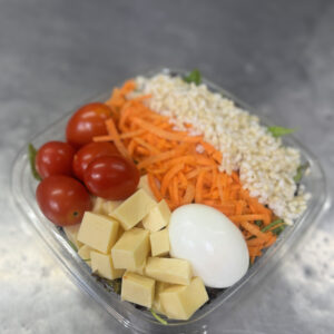 Ensalada Yamani: Arroz yamani, tomate cherry, mix de verdes, zanahoria rallada, huevo duro, cubitos de queso