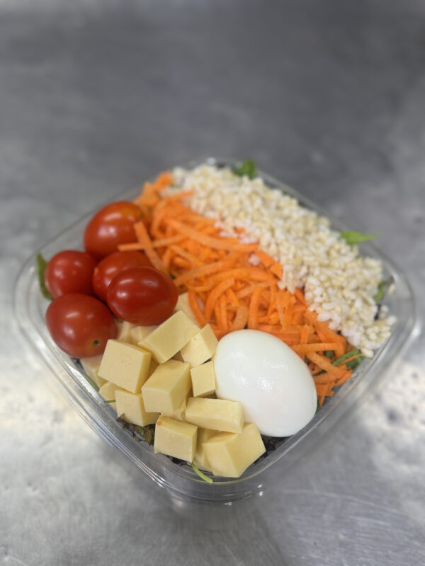 Ensalada Yamani: Arroz yamani, tomate cherry, mix de verdes, zanahoria rallada, huevo duro, cubitos de queso