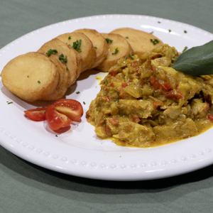 Merluza al curry con papas a la española