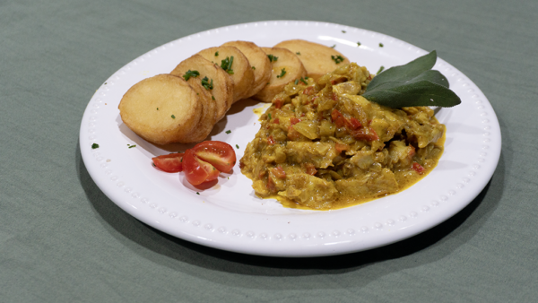 Merluza al curry con papas a la española