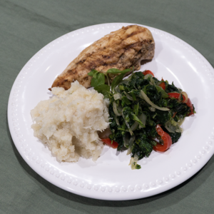 Pechuga de pollo con puré de coliflor y espinaca salteada