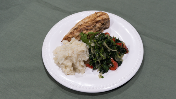 Pechuga de pollo con puré de coliflor y espinaca salteada