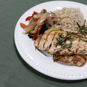 Pollo a la plancha con arroz integral y vegetales