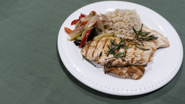 Pollo a la plancha con arroz integral y vegetales