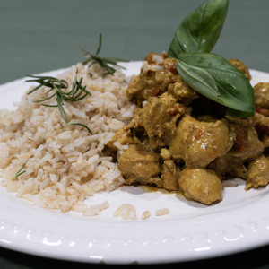 Pollo al curry con zucchini y arroz integral