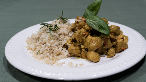 Pollo al curry con zucchini y arroz integral